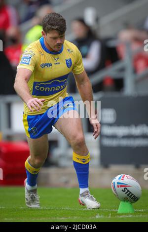 Lachlan Coote #1 de Hull KR prend le coup de pied de conversion et les scores pour le faire 16-12 dans la première moitié à St Helens, Royaume-Uni le 6/12/2022. (Photo de James Heaton/News Images/Sipa USA) Banque D'Images