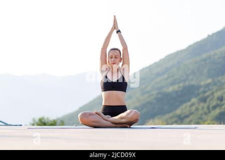 Jeune femme faisant du yoga méditant la routine le matin. Banque D'Images