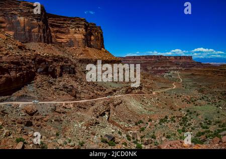 Route de terre au fond du canyon parmi les formations géologiques en couches de roches rouges. ÉTATS-UNIS Banque D'Images