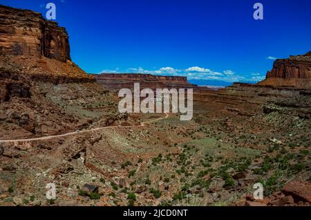 Route de terre au fond du canyon parmi les formations géologiques en couches de roches rouges. ÉTATS-UNIS Banque D'Images