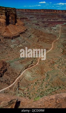 Route de terre au fond du canyon parmi les formations géologiques en couches de roches rouges. ÉTATS-UNIS Banque D'Images