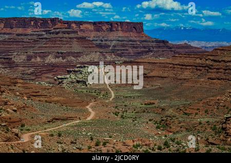 Route de terre au fond du canyon parmi les formations géologiques en couches de roches rouges. ÉTATS-UNIS Banque D'Images