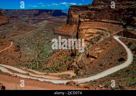 Route de terre au fond du canyon parmi les formations géologiques en couches de roches rouges. ÉTATS-UNIS Banque D'Images