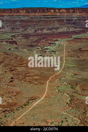 Route de terre au fond du canyon parmi les formations géologiques en couches de roches rouges. ÉTATS-UNIS Banque D'Images