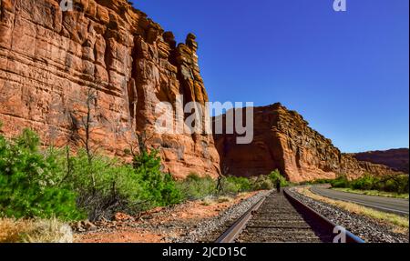 Chemin de fer au fond d'un canyon à côté des formations géologiques de Layered de Red Rocks. ÉTATS-UNIS Banque D'Images