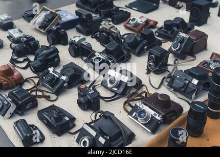 18.05.2022. Tbilissi, Georgi. Anciens appareils photo d'époque à vendre au marché aux puces. Photo de haute qualité Banque D'Images