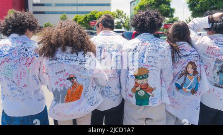 18.05.2022. Tbilissi, Géorgie. Enfants en chemises blanches le dernier jour de l'école. Photo de haute qualité Banque D'Images