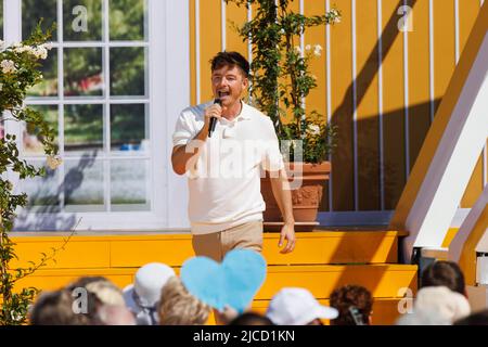 12 juin 2022, Bade-Wurtemberg, Rust: Tim Peters chante sur scène lors de la diffusion en direct de l'émission 'Immer wieder sonntags'. Le spectacle est diffusé en direct le dimanche sur ARD. Photo: Philipp von Ditfurth/dpa Banque D'Images