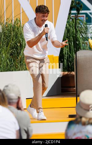 12 juin 2022, Bade-Wurtemberg, Rust: Tim Peters chante sur scène lors de la diffusion en direct de l'émission 'Immer wieder sonntags'. Le spectacle est diffusé en direct le dimanche sur ARD. Photo: Philipp von Ditfurth/dpa Banque D'Images