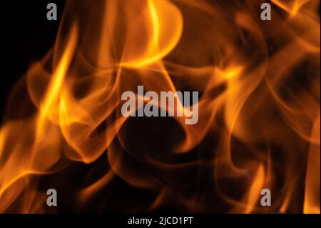 12 juin 2022, Baden-Wuerttemberg, Rottweil: Feu qui fait rage dans un grill au charbon de bois. Photo: Silas Stein/ Banque D'Images