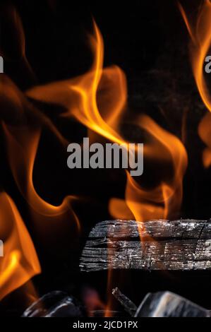 12 juin 2022, Baden-Wuerttemberg, Rottweil: Feu qui fait rage dans un grill au charbon de bois. Photo: Silas Stein/ Banque D'Images