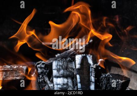 12 juin 2022, Baden-Wuerttemberg, Rottweil: Feu qui fait rage dans un grill au charbon de bois. Photo: Silas Stein/ Banque D'Images