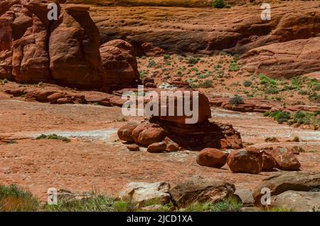 Des formations géologiques en couches de roches rouges dans le parc national de Canyonlands se trouvent dans l'Utah, près de Moab. ÉTATS-UNIS Banque D'Images
