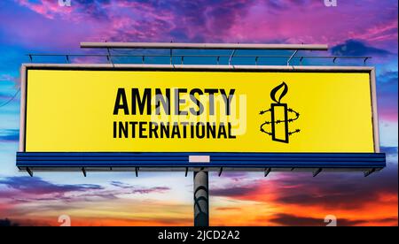 POZNAN, POL - 1 MAI 2022 : panneau publicitaire affichant le logo d'Amnesty International, une organisation non gouvernementale dont le siège est à Banque D'Images