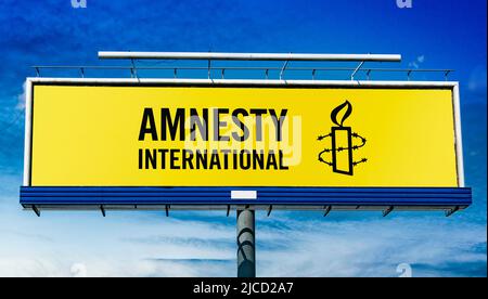 POZNAN, POL - 1 MAI 2022 : panneau publicitaire affichant le logo d'Amnesty International, une organisation non gouvernementale dont le siège est à Banque D'Images