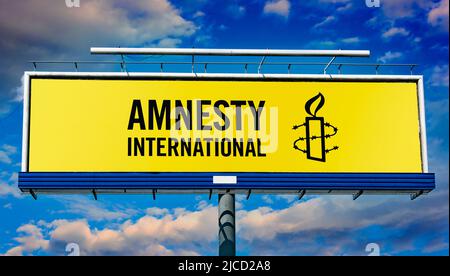 POZNAN, POL - 1 MAI 2022 : panneau publicitaire affichant le logo d'Amnesty International, une organisation non gouvernementale dont le siège est à Banque D'Images