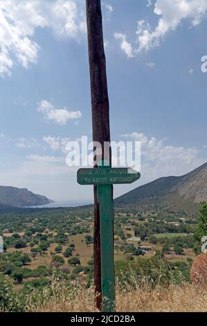 Rickety, rustique marque de fortune pour le chemin de flanc de colline vers Agios Antonios du village de montagne Megalo Chorio, Tilos, Dodécanèse, Rhodes, Grèce Banque D'Images