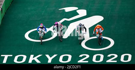 30th JUILLET 2021 - TOKYO, JAPON: Action pendant les demi-finales de course de vélo BMX aux Jeux Olympiques de Tokyo 2020 (photo de Mickael Chavet/RX) Banque D'Images