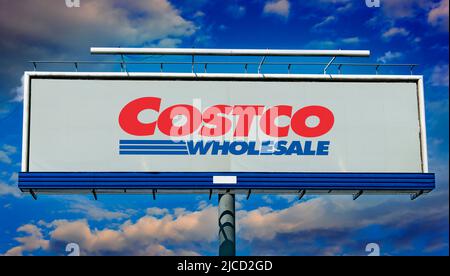 POZNAN, POL - 1 MAI 2022: Panneau publicitaire affichant le logo de Costco, une société américaine qui exploite une chaîne de membres uniquement wareho Banque D'Images