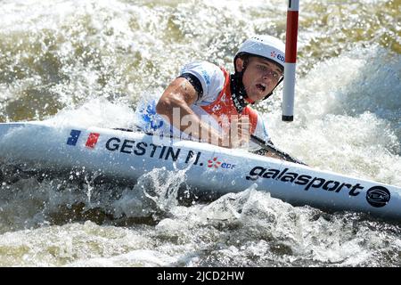 Prague, République tchèque. 12th juin 2022. NICOLAS GESTIN de France en action lors de la finale de canoë masculin à la coupe du monde de canoë Slalom 2022 au canal d'eau de Troja à Prague, République tchèque. (Credit image: © Slavek Ruta/ZUMA Press Wire) Banque D'Images