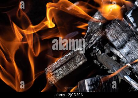 12 juin 2022, Baden-Wuerttemberg, Rottweil: Feu qui fait rage dans un grill au charbon de bois. Photo: Silas Stein/ Banque D'Images