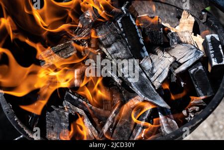 12 juin 2022, Baden-Wuerttemberg, Rottweil: Feu qui fait rage dans un grill au charbon de bois. Photo: Silas Stein/ Banque D'Images