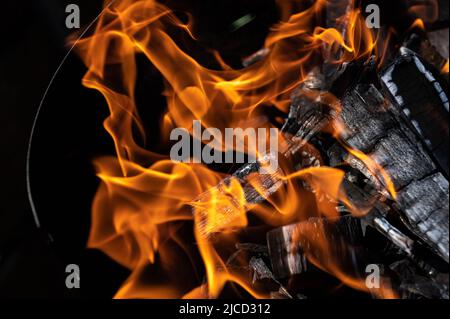 12 juin 2022, Baden-Wuerttemberg, Rottweil: Feu qui fait rage dans un grill au charbon de bois. Photo: Silas Stein/ Banque D'Images