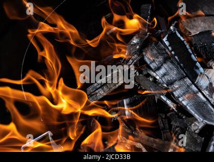 12 juin 2022, Baden-Wuerttemberg, Rottweil: Feu qui fait rage dans un grill au charbon de bois. Photo: Silas Stein/ Banque D'Images