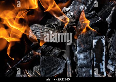 12 juin 2022, Baden-Wuerttemberg, Rottweil: Feu qui fait rage dans un grill au charbon de bois. Photo: Silas Stein/ Banque D'Images