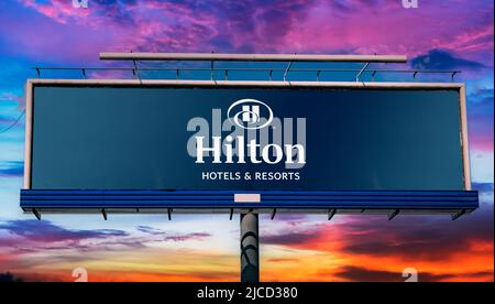 POZNAN, POL - 1 MAI 2022 : panneau publicitaire affichant le logo de Hilton Hotels and Resorts, une marque mondiale d'hôtels et de centres de villégiature multiservices Banque D'Images