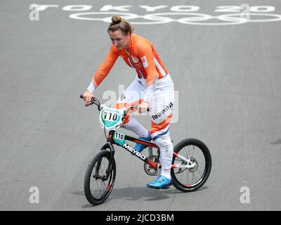 30th JUILLET 2021 - TOKYO, JAPON : Laura Smulders des pays-Bas ne réagit pas à la finale de la course cycliste BMX à la Tokyo 2020 Olympic GA Banque D'Images
