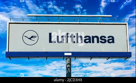 POZNAN, POL - 1 MAI 2022 : panneau publicitaire affichant le logo de Lufthansa, le transporteur de drapeaux et la plus grande compagnie aérienne allemande dont le siège est à Cologne Banque D'Images