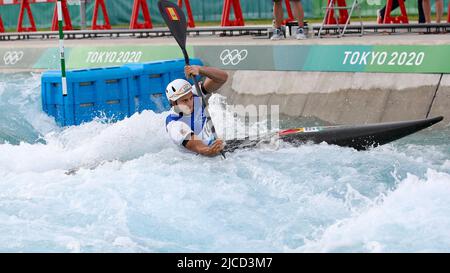 30th JUILLET 2021 - TOKYO, JAPON: David Llorente d'Espagne en action pendant la finale de kayak K-1 pour hommes de Canoe Slalom aux Jeux Olympiques de Tokyo en 2020 (photo Banque D'Images