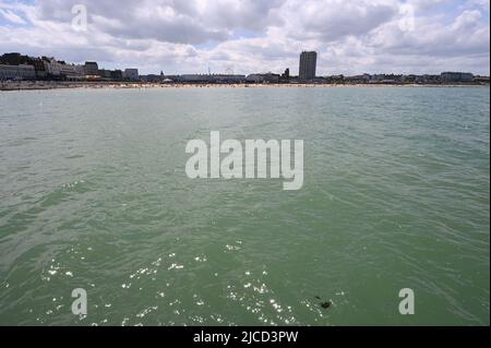 Vue sur la plage de Margate depuis le bras de port de Margate en juin 2022. Banque D'Images