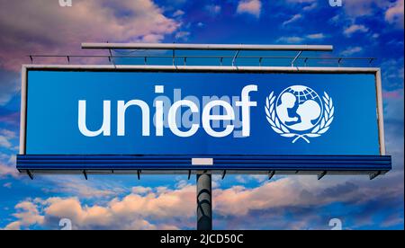 POZNAN, POL - 1 MAI 2022 : panneau publicitaire affichant le logo de l'UNICEF ou du Fonds des Nations Unies pour l'enfance, organisme des Nations Unies chargé de fournir Banque D'Images