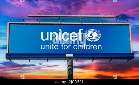 POZNAN, POL - 1 MAI 2022 : panneau publicitaire affichant le logo de l'UNICEF ou du Fonds des Nations Unies pour l'enfance, organisme des Nations Unies chargé de fournir Banque D'Images