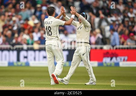 Trent Boult, de Nouvelle-Zélande, célèbre le wicket du Pape d'Angleterre Ollie à , le 6/12/2022. (Photo de Craig Thomas/News Images/Sipa USA) Banque D'Images