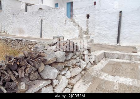 Vue sur le village de montagne Megalo Chorio et le magasin de bois de chauffage, Tilos, Dodécanèse, Rhodes, Grèce Banque D'Images