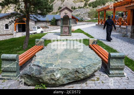 Une table en pierre géante de la serpentine verte au monastère de Dariali. Montagnes du Caucase. Kazbegi, la République de Géorgie. Banque D'Images