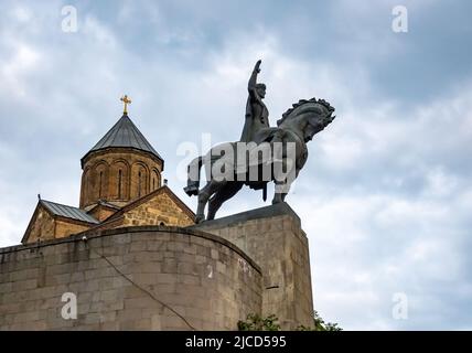 La statue du roi Vakhtang Gorgasali sur un cheval en face de l'église Metekhi. Tbilissi, République de Géorgie. Banque D'Images