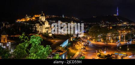 Vue panoramique de nuit sur le centre-ville de Tbilissi, République de Géorgie. Banque D'Images