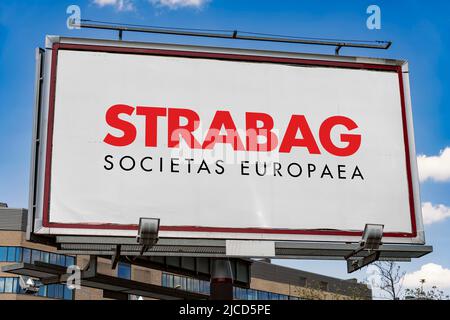 POZNAN, POL - 1 MAI 2022 : panneau publicitaire affichant le logo de STRABAG se, une société autrichienne de construction basée à Spittal an der Drau, Austr Banque D'Images