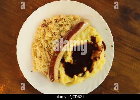 purée de pommes de terre avec saucisse et chou mariné Banque D'Images