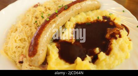 purée de pommes de terre avec saucisse et chou mariné Banque D'Images