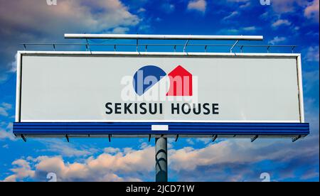 POZNAN, POL - 1 MAI 2022 : panneau publicitaire affichant le logo de Sekisui House, l'un des plus grands constructeurs japonais Banque D'Images
