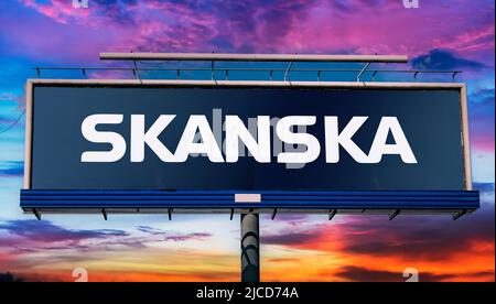 POZNAN, POL - 1 MAI 2022 : panneau publicitaire affichant le logo de Skanska AB, société multinationale de construction et de développement basée en Suède Banque D'Images