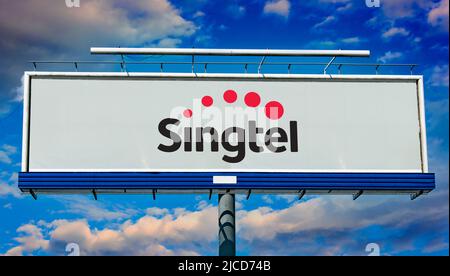 POZNAN, POL - 1 MAI 2022 : panneau publicitaire affichant le logo de Singtel, un conglomérat de télécommunications singapourien Banque D'Images