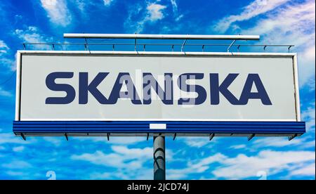 POZNAN, POL - 1 MAI 2022 : panneau publicitaire affichant le logo de Skanska AB, société multinationale de construction et de développement basée en Suède Banque D'Images