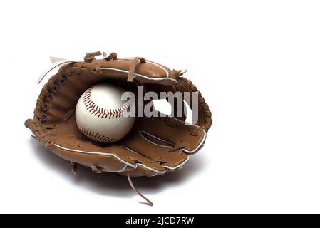 Gros plan sur un gant de baseball en cuir marron avec ballon et coutures rouges sur fond blanc comme concept pour les sports de balle et les activités de loisirs Banque D'Images