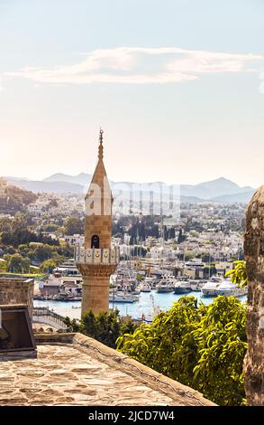 Vue sur la plage de Bodrum depuis le château et la tour de la mosquée. Bateaux à voile, yachts à la mer Égée avec maisons blanches traditionnelles sur les collines de la ville de Bodrum en Turquie Banque D'Images